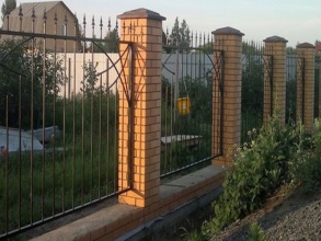 Сварные заборы с кирпичными столбами 8 соток фото с установкой