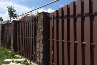 Забор из евроштакетника с кирпичными столбами 25 метров фото в Долгопрудном