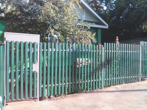 Забор из евроштакетника с бетонированием столбов 25 метров фото с установкой