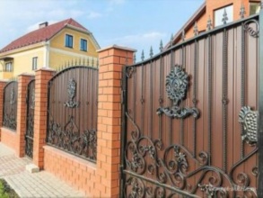 Кирпичный забор с ковкой  150 метров фото в Долгопрудном
