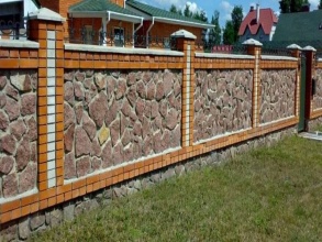 Кирпичный забор с камнем 12 метров фото в Долгопрудном