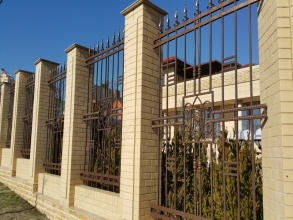 Кирпичный забор с ковкой  10 метров фото в Долгопрудном