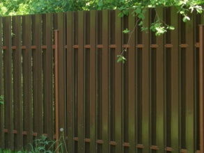 Забор из евроштакетника с бетонированием столбов 12 метров фото в Долгопрудном