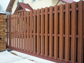 Забор из евроштакетника с кирпичными столбами 200 метров фото в Долгопрудном