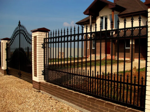 Сварные заборы с кирпичными столбами 12 метров фото в Долгопрудном