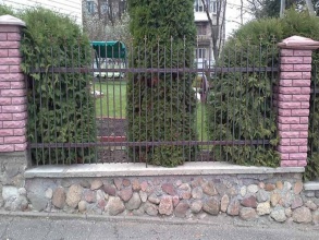 Сварные заборы с кирпичными столбами 80 метров фото в Долгопрудном