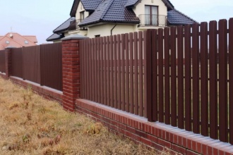 Забор из евроштакетника с кирпичными столбами 8 соток фото в Долгопрудном